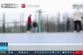 江苏一老太赛场内捡瓶子被撞索赔遭驳回，法院：其应预见潜在风险图片