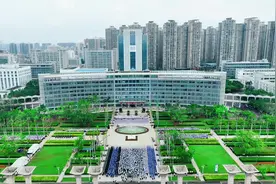 海南省举行升挂国旗奏唱国歌庆祝中华人民共和国成立75周年仪式图片