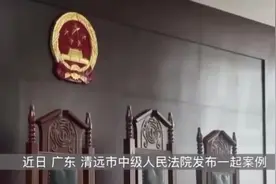 痛心！4岁男童被父亲扯后衣领提起窒息身亡图片