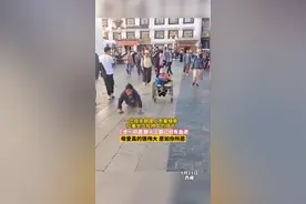 一位母亲脚踝上系着绳索拉着坐在轮椅上的孩子，三步一叩首，额头上都已经有血迹，母爱真的很伟大！图片
