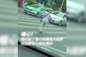 绿灯亮起司机们不约而同静候老人通行图片