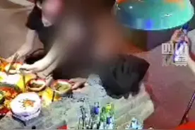 恶男强行买单搭讪不成，竟狠揪女生头发拖拽后仰倒地图片