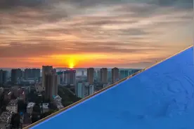 《每日聚焦》 致敬最美劳动者：劳动创造幸福 实干成就伟业图片
