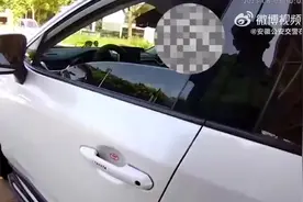 离谱！男子光脚开车走高速被交警紧急喊停图片