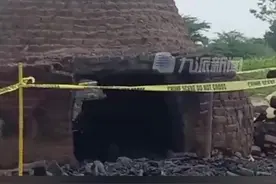 印度14岁女孩被轮奸后遭烧死，哥哥在窑炉中找到其尸骨，11名男子被逮捕图片