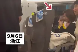 高铁上宝宝哭闹，宝爸手忙脚乱，乘客们没有抱怨还轮流哄娃图片