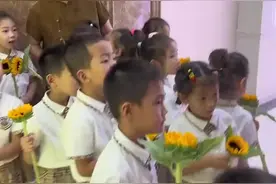 园长带孩子们去给老师的婚礼上送惊喜，网友：这个婚礼太有意义了图片