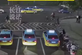 又见“开门杀”！乘客下车未注意后方来车，开门将电动车主撞倒、导致挫伤图片