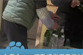 女子去KTV唱歌感觉哪里不对劲 前台是大爷接待 包厢是阿姨送酒 “虽是长辈 但服务热情到位”图片