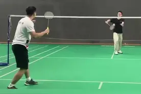 一名羽毛球教练和学员打球放松时，用出各种假动作“学员瞬间惊呆”图片