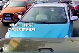 出租车逆行竖中指挑衅，车主踩油门直接撞了，网友：“这事故该咋判呢?”图片