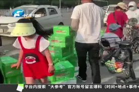 河南驻马店：货车倾斜饮料散落一地！大伙争相购买帮司机减少损失图片