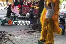 暖心连载！路边舞狮小女孩见到“大狮子”啦~图片