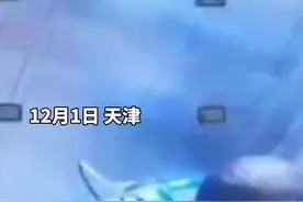 错上加错！男子推电动车进电梯后抽烟引燃携带的鞭炮图片