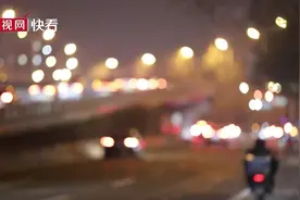 挤满代驾的午夜公交车图片