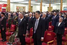 独家视频丨颁授仪式开始 全场高唱中华人民共和国国歌图片