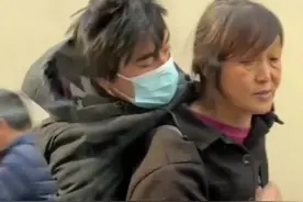网友在南京街头拍下一幕 母亲用绳子背着生病的儿子 网友：多年前就是这样背着图片