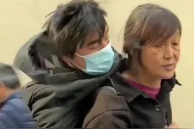 网友在南京街头拍下一幕 母亲用绳子背着生病的儿子 网友：多年前就是这样背着图片