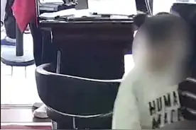 【女子身体不适晕倒民警细心照料】图片