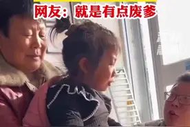 小女孩打针怕疼 不哭不闹流程熟练 网友：就是有点废爹图片