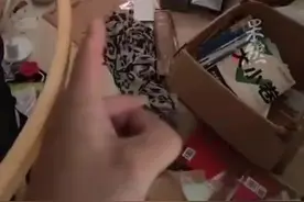女生房间杂乱被爸爸拍下发同学群，你怎么看？图片