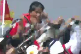 超飒！67岁龙舟女舵手刷屏了图片