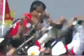 超飒！67岁龙舟女舵手刷屏了图片