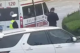 交警硬核指挥3分钟开辟救援通道图片