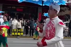 大学生兼职扭秧歌被同学喊名围观 | 演出队伍里的大学生显眼包图片