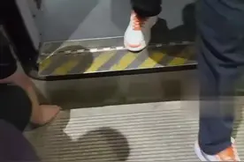 惊险！上海虹桥高铁站一小孩掉进缝隙图片