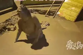 危险！上海一女子骑车看手机跌入泥坑图片
