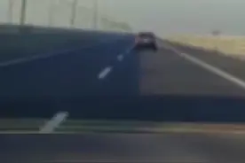摩托车高速超车追尾前车被弹飞至空中，连人带车坠桥，骑手落入湖中不幸身亡图片