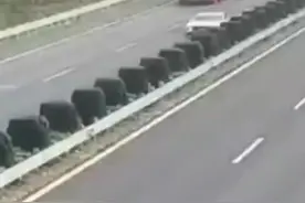 司机高速上定速巡航失灵，时速120码 狂飙100公里，报警求助：告诉我老婆，这辈子报答不了她 下辈子报答她图片