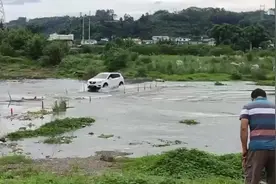 四川乐山一汽车不慎坠河，村民们合力一把拉出司机图片