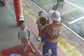 陌生女子强行抱起1岁女童，哥哥大喊阻止图片