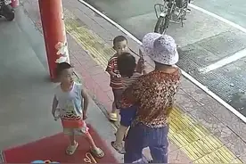 陌生女子强行抱起1岁女童，哥哥大喊阻止图片