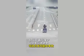 公交车司机突然停车，撇下乘客就跑……图片