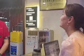 临沂学子高考后饭店打工，得知成绩后同事比他还激动！图片