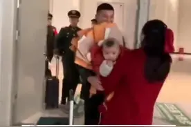 妻子把儿子包成花束去迎接退伍丈夫！一旁的战友满眼羡慕图片