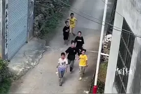 小学生结伴徒步2.6公里找语文老师玩耍，走到家门口的一幕搞笑又暖心！图片