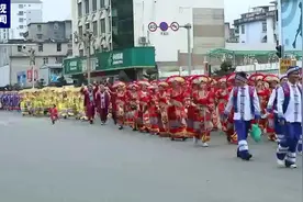 可爱又暖心！2岁萌娃跑出队伍向交警敬礼图片