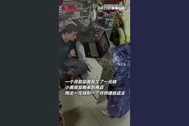 店主赠面包男孩冒雨还钱回赠月饼图片