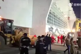 塞尔维亚一火车站顶棚坍塌14人遇难图片