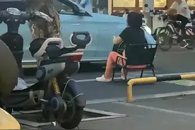 女子人肉占车位与轿车开启车位争夺战图片