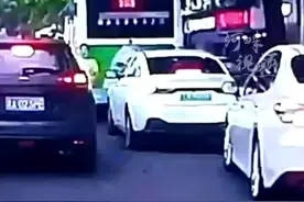 好样的！2少年车流中狂奔为出警消防车引路图片
