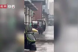 90后独臂骑手现月入8000元 曾因骑车平衡感差日送仅八九单图片