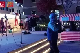 半岛V视｜就是一个爱好！外卖小哥唱女声，“不模仿，有自己的特色”图片
