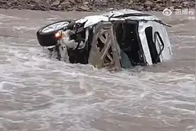 惊险！安徽一景区两汽车过滚水坝被洪水冲走图片