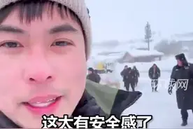 子弟兵来了！被暴雪围困游客坐军用直升机离开图片