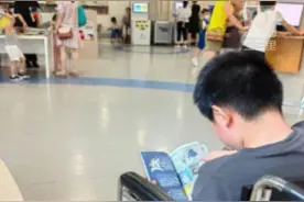 浙江一图书馆保安驱赶坐轮椅男孩，工作人员：涉事保安已被辞退图片